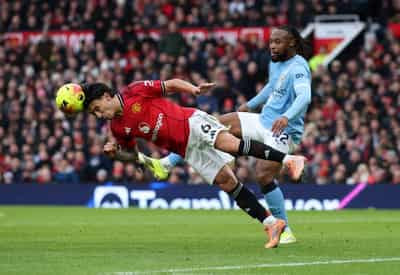Image for Soccer-Arsenal held but go seven points clear, Carrick inspires dominant derby win for Man United