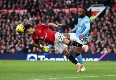Image for Soccer-Arsenal held but go seven points clear, Carrick inspires dominant derby win for Man United