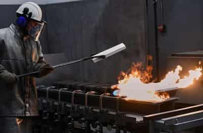 Image for Swiss customs reviews import of Russian gold in May