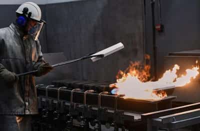 Image for Swiss customs reviews import of Russian gold in May