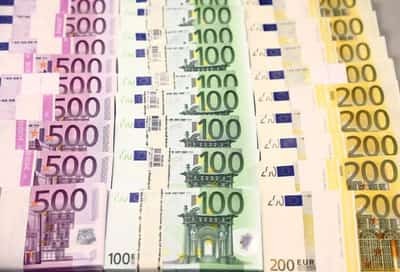 Image for Euro feels weight of French election concerns, more Russia sanctions