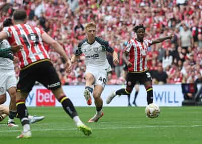 Image for Soccer-Sunderland stun Sheffield United in playoff to return to Premier League