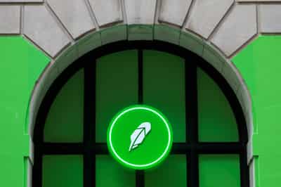 Image for Robinhood posts surprise profit on interest income boost, trading rebound