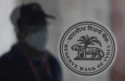 Image for India cenbank moves 100 tons of gold from UK to domestic vaults, TOI reports