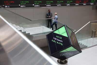 Image for FTSE 100 little changed on day, logs strong weekly gains