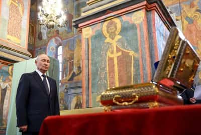 Image for Putin visits newly unearthed remains of medieval Russian prince