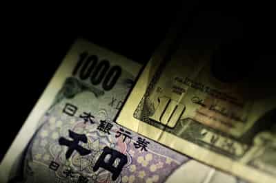 Image for Dollar steadies, sterling eases ahead of inflation data