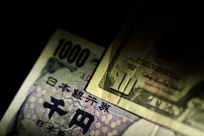 Image for Dollar steadies, sterling eases ahead of inflation data