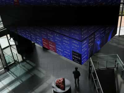 Image for Asia stocks attempt a rebound with central banks in the spotlight