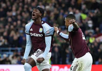 Image for Soccer-Man City crank up pressure on Arsenal, Villa and Chelsea drop points