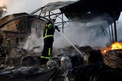 Image for Russia hits Kyiv after brief pause for US envoys' visit, killing two