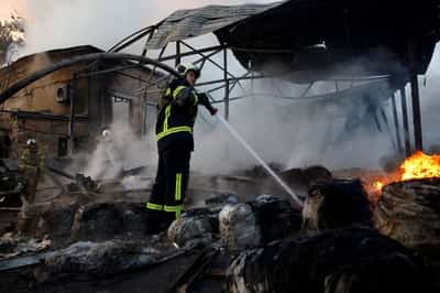 Image for Russia hits Kyiv after brief pause for US envoys' visit, killing two