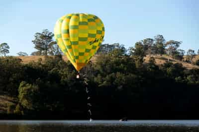 Image for Iffland dives from moving hot air balloon in Australia