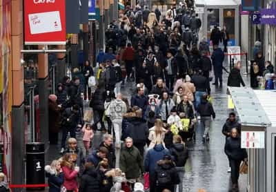 Image for UK median full-time pay rises 6.9% to 37,430 pounds, ONS says