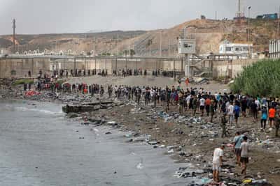 Image for UK PM says Spain migrant crossings are 'concerning'