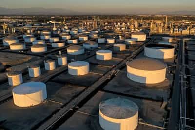 Image for Oil prices fall on China demand fears, focus on Mideast talks