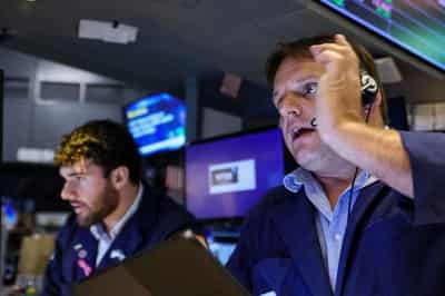 Image for Wall St and oil dive as investors fret over rates, China