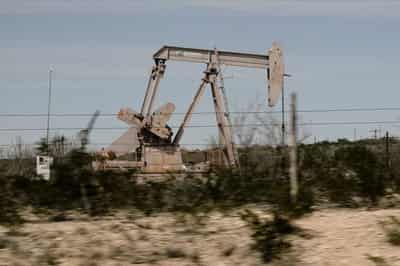 Image for Oil settles down 1.5% on US-China trade tensions, IEA warning of glut