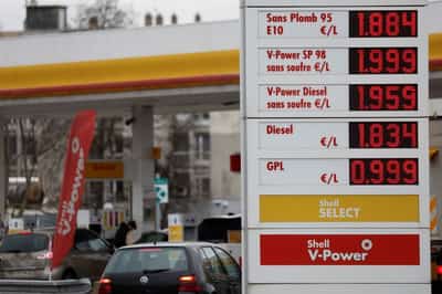 Image for Shell intends to sell its French petrol stations, Les Echos reports