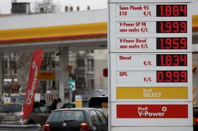 Image for Shell intends to sell its French petrol stations, Les Echos reports