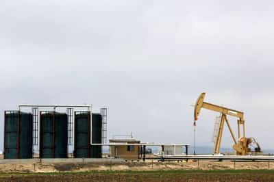 Image for Oil dips as U.S. storm-hit supply makes slow return