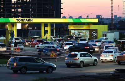 Image for Motorists queue for fuel in Omsk after Ukrainian drones hit Russia's biggest refinery