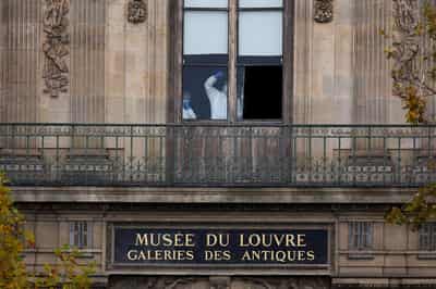 Image for Suspects in Louvre jewel heist arrested near Paris, prosecutor says