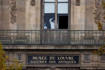Image for Suspects in Louvre jewel heist arrested near Paris, prosecutor says