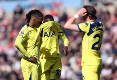 Image for Soccer-Tottenham stay in bottom three after defeat by Sunderland