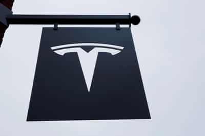 Image for U.S. safety agency reviewing 23 Tesla crashes, three from recent weeks