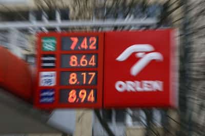 Image for Czech government reinstates fuel margin caps, plans windfall tax on refineries