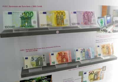 Image for Euro zone bond yields fall as ECB policymaker flags recession risk, gilts eyed