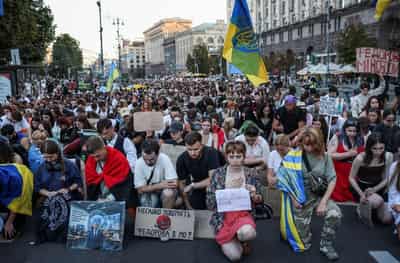 Image for Thousands take to Kyiv's main street, firm on calls for defence minister's return