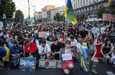 Image for Thousands rally in Kyiv demanding ousted defence minister's reinstatement