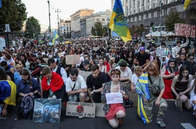 Image for Thousands rally in Kyiv demanding ousted defence minister's reinstatement