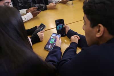 Image for Britain to ban social media for under-16s