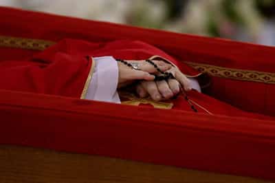 Image for Pope Francis' body to be taken to St. Peter's on Wednesday, Vatican says