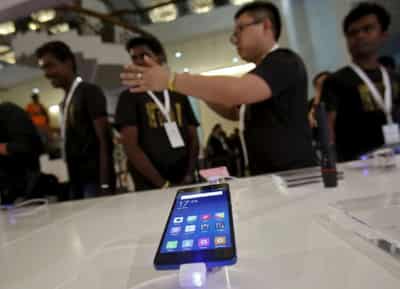 Image for Samsung overtakes Apple in smartphone shipments as Xiaomi closes in