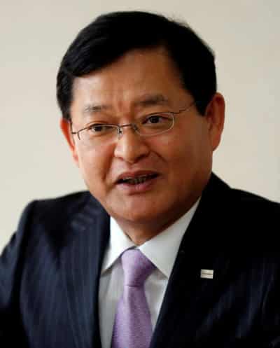Image for Toshiba chief steps down, shares jump on possible bidding war