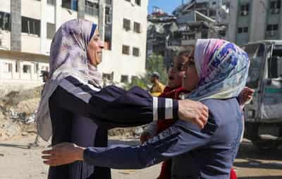 Image for Families reunite in north Gaza as huge crowds return to smashed homes