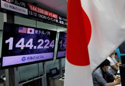 Image for Resilient U.S. dollar soars to 24-year high vs yen, 37-year peak vs sterling