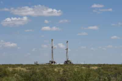 Image for U.S. oil industry lobby weighs support of carbon pricing &#8211; source