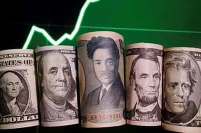 Image for Dollar pares gains as US growth contracts for second quarter