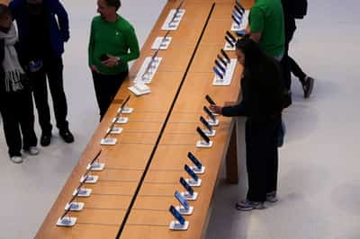 Image for IDC cuts global smartphone shipments forecast on tariff volatility