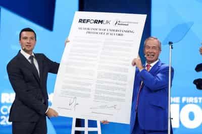 Image for Farage and Bardella's 'small boats' pact draws criticism in France