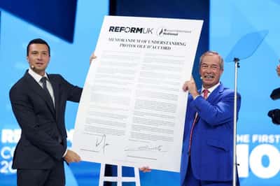 Image for Farage and Bardella's 'small boats' pact draws criticism in France