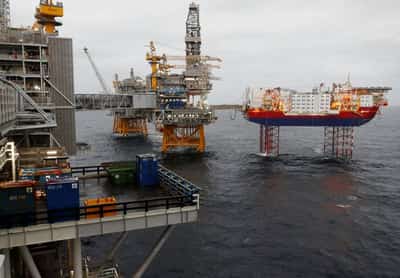 Image for Oil rises slightly as market weighs mixed supply signals
