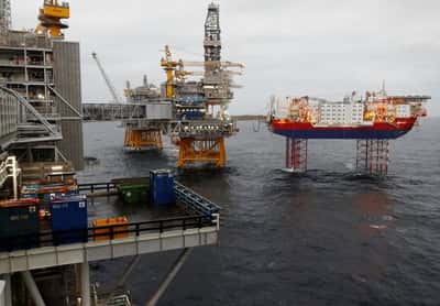Image for Oil rises slightly as market weighs mixed supply signals