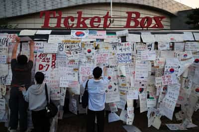 Image for How South Korea's ballot shortage spurred turnout of thousands to defend democracy