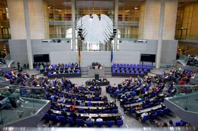 Image for German lower house backs plan to halt refugee family reunification